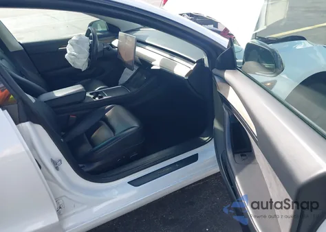 2021 Tesla Model 3 Standard Range Plus Rear-Wheel Drive z USA, uszkodzony, nr VIN 5YJ3E1EA2MF057698